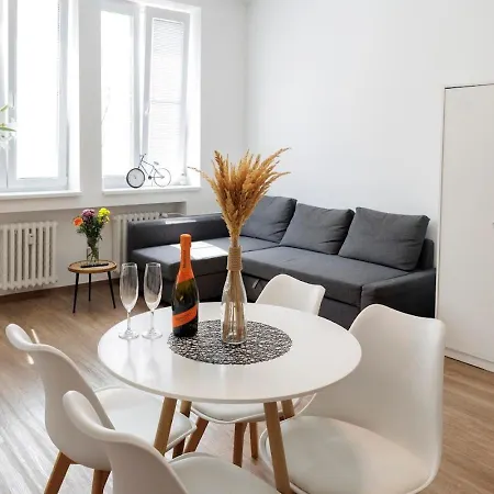 Diamond In Old Town With Free Parking Апартаменты *